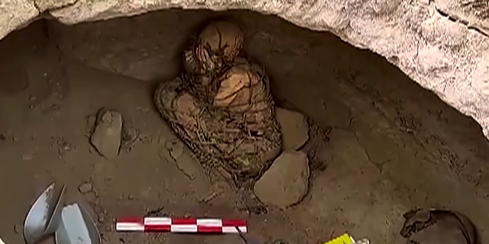 南米ペルーの遺跡で発見、縄で縛られたミイラ