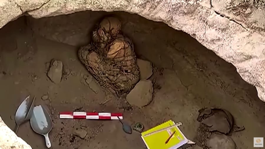 ペルー遺跡で千年前の「縄で縛られたミイラ」を発見