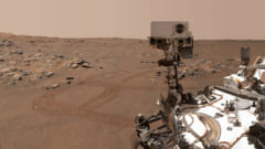 火星の荒野を調査する探査機パーサヴィアランス