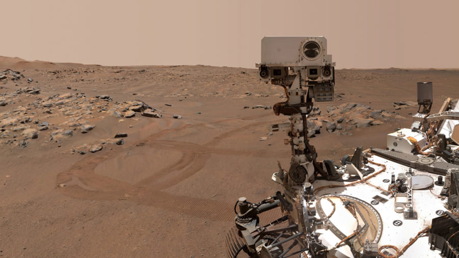 火星の荒野を調査する探査機パーサヴィアランス