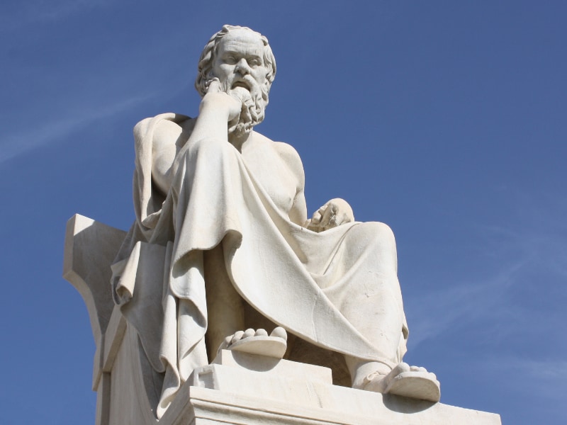 哲学の父ソクラテスの像