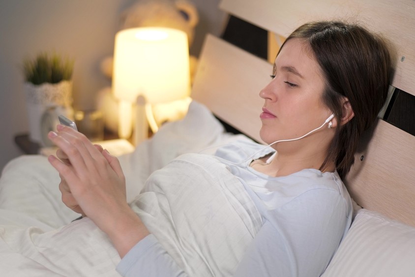 寝る前に音楽を聴くと脳がメロディを処理し続けて睡眠の質が下がる可能性がある