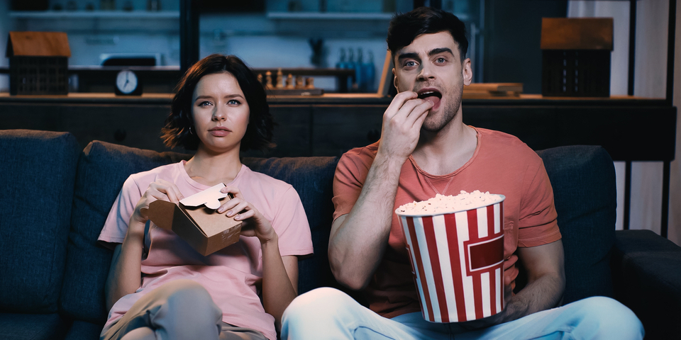 ポップコーンを食べながらだと、映画体験が阻害されるという研究