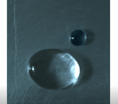 エチレングリコール（透明）とクロロホルム（青）を使った実験。2つの沸点は非常に異なるため、液滴が衝突すると、液滴間の蒸気層が見える。