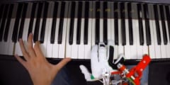 11本の指でピアノを演奏する
