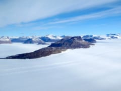 調査が行われた南極の凍土。乾燥して水分はなく冬は一日日が当たらないため草木一本存在しない。