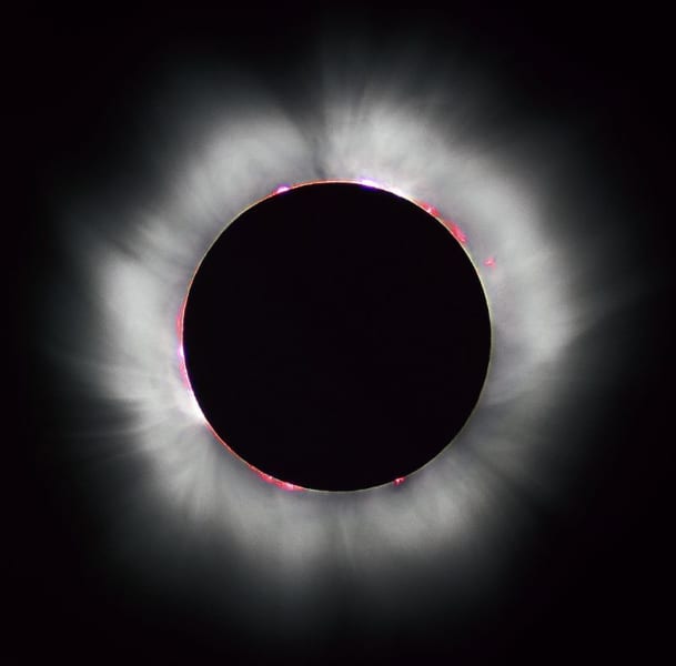 1999年に撮影された皆既日食。太陽コロナと表面のプロミネンスが映し出されている。
