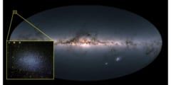 銀河レオⅠと天の川銀河のサイズ比較画像。30倍近いサイズ差がありながらレオⅠには天の川銀河と同等の中心ブラックホールがある