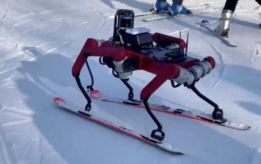 優雅にゲレンデを滑走する「スキーロボット」が登場