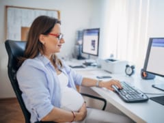 社会情勢の変化と共に妊娠後も仕事を継続する女性は増えてきている。しかし業種に寄っては赤ちゃんの健康に影響する可能性も考えられる。