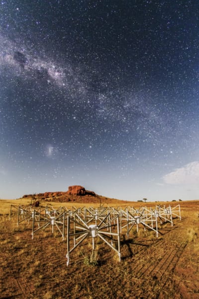 4✕4で設置されたアンテナ（タイル）を広範囲に配置することで機能する電波望遠鏡「MWA」。画像は256個あるタイルのうちの1つ。