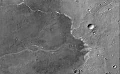NASAのマーズ・リコネッサンス・オービターが撮影した火星の画像。白い斑点のように映るものが塩の堆積物。