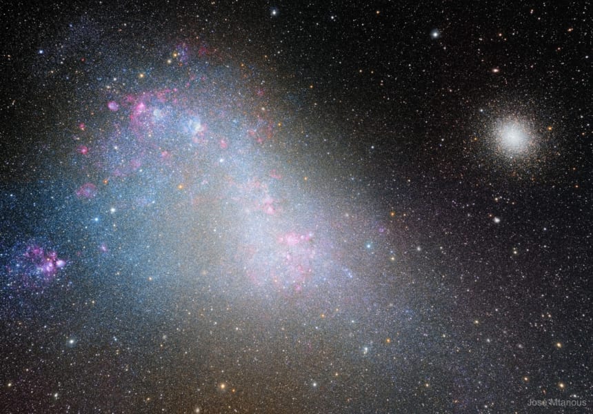 小マゼラン雲を撮影した写真。左側に見える球場の光は「きょしちょう座47」と呼ばれる球状星団