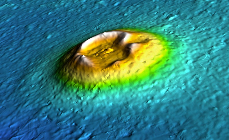 火星の小さい円錐型の火山。これは数十億年前の火星で浅瀬に形成された可能性がある。