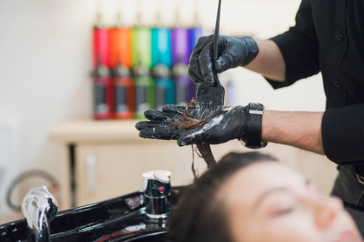 厳密に因果関係が証明されたわけではないが美容師が用いる毛髪染めの成分が胎児には影響する可能性が考えられる