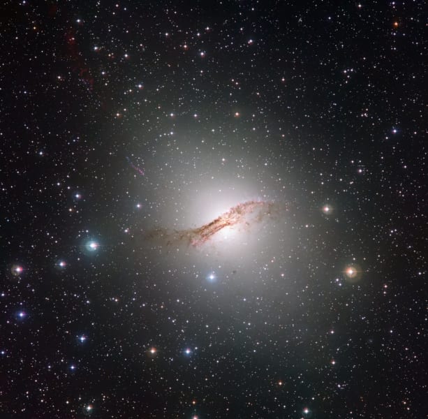 チリのラシア天文台が撮影した楕円銀河ケンタウルス座A。総露出時間は50時間以上