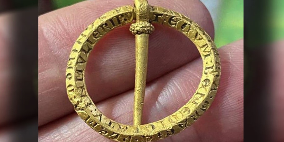 アマチュア探知家が800年前の「黄金のブローチ」を発見