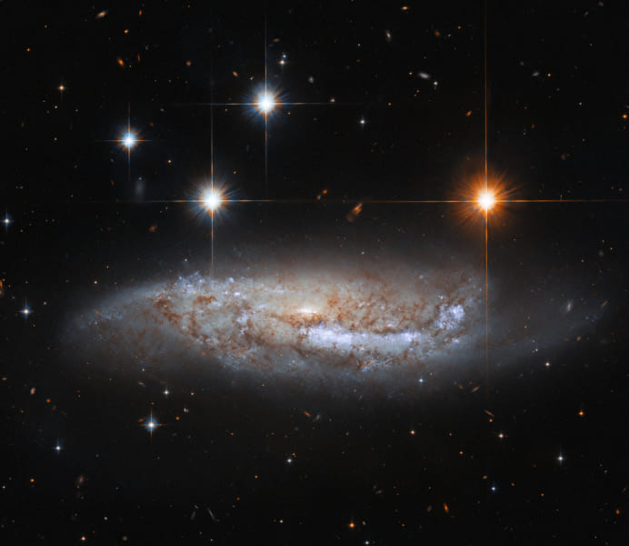 ケンタウルス座の方角5700万光年の距離にある棒渦巻銀河NGC 3568