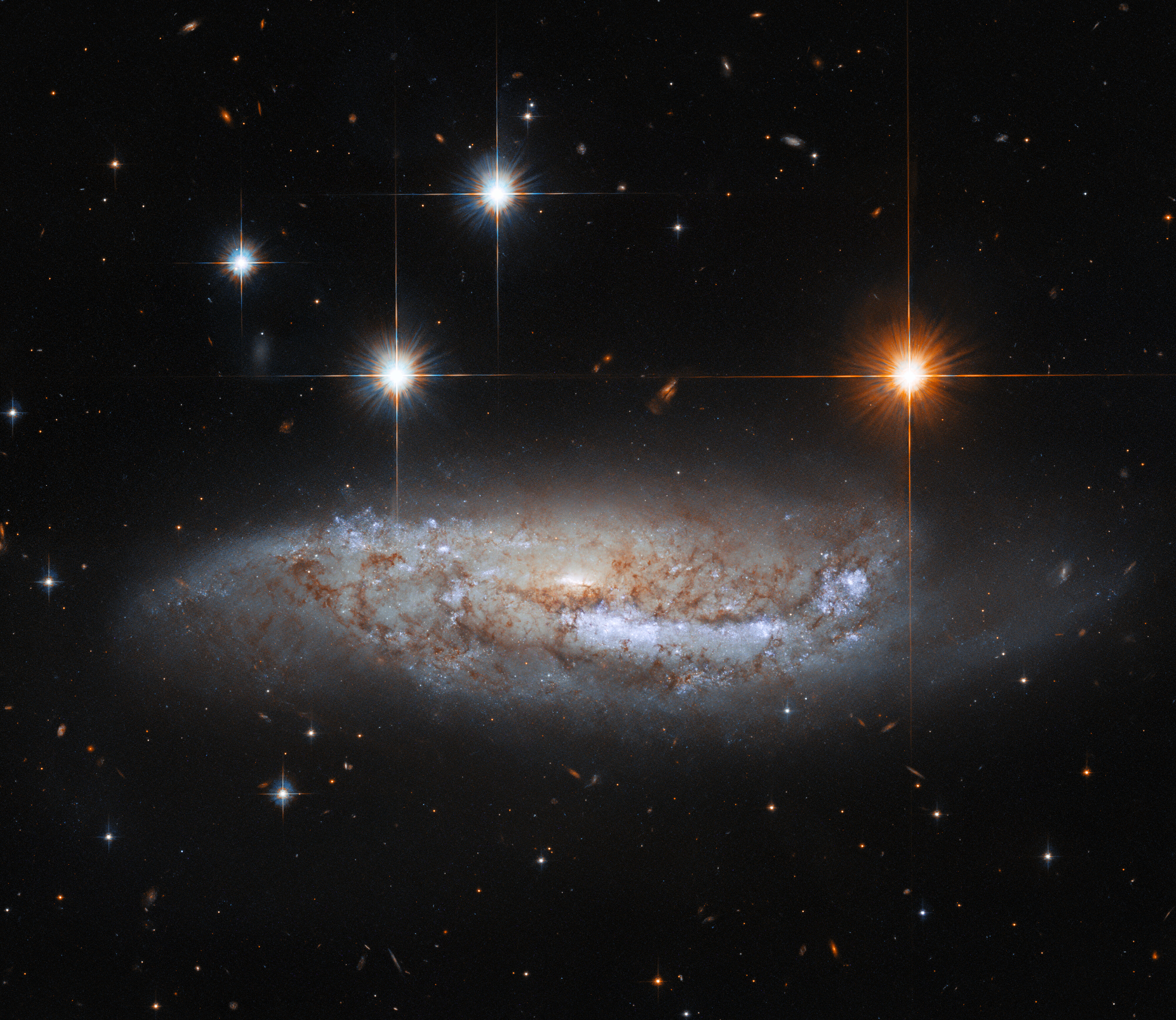 ケンタウルス座の方角5700万光年の距離にある棒渦巻銀河NGC 3568