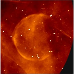ほぼ完全な球形をした珍しい超新星残骸。右端には高速で移動する電波源の軌跡が見える。