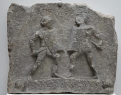2人の女戦士が彫刻された「ハリカルナッソスのレリーフ」