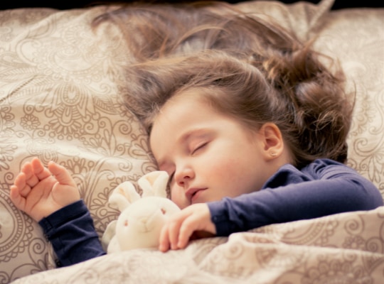 寝る子は育つというように、睡眠時間は子どもの脳の発育に特に影響している可能性がある