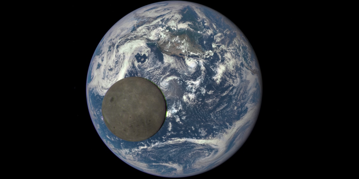 作り物のようだが、実際に撮影された地球と月の画像