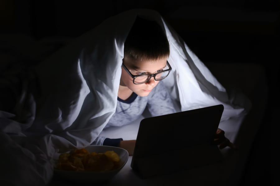 子どもを夜ふかしに誘う道具は増えつつあるため、子どもの睡眠時間も低下傾向にある