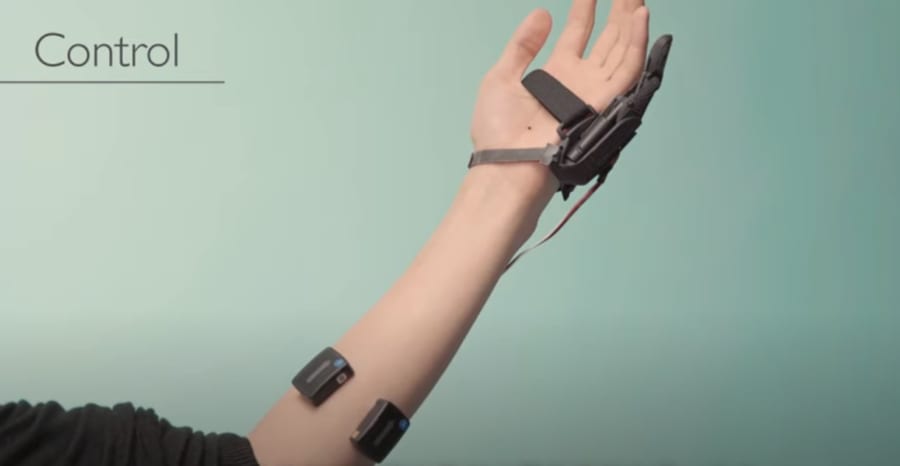 腕に装着したデバイスが筋肉の電気活動を読み取る