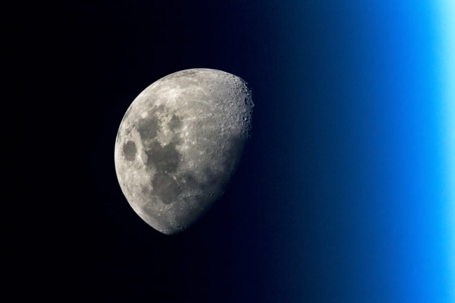 月のような大きな衛星はスーパーアースでは形成されない可能性が高い
