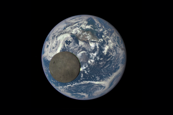 まるでCG！　地球を公転する月の姿を外側から撮影した画像