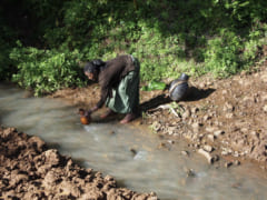 エチオピアのドルゼ村の人々は水の確保に苦労している