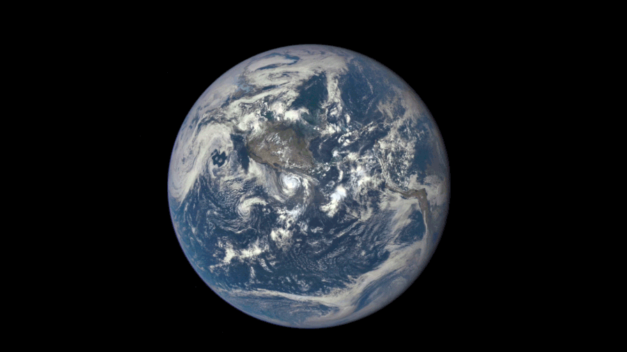 2015年7月16日東部標準時午後3時50分から午後8時45分までの間に撮影されたDSCOVRからの見た地球方向の景色