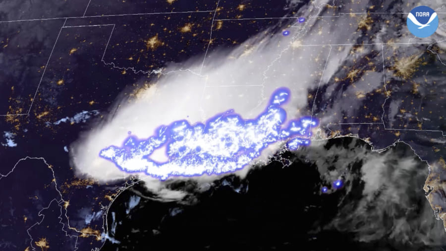 NOAA（アメリカ海洋大気庁）が発表した全長768kmのメガフラッシュの画像