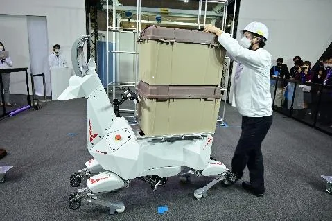 人間も乗れる運搬用ヤギ型ロボットを開発（川崎重工）