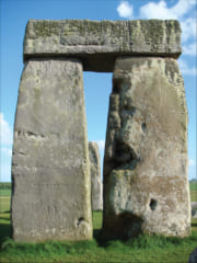3つの石を組みわせた門型の構造物