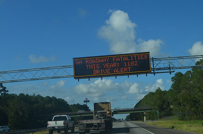 道路上の交通安全メッセージが逆に「事故を増加」させていたと判明