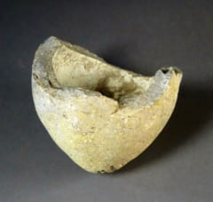爆発物の検出された容器断片、中世の手榴弾か？
