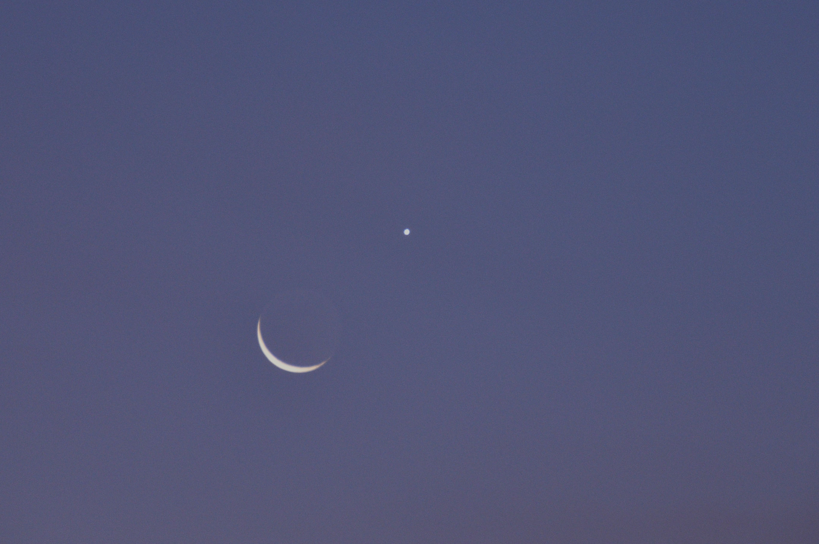  夜明けの三日月と金星