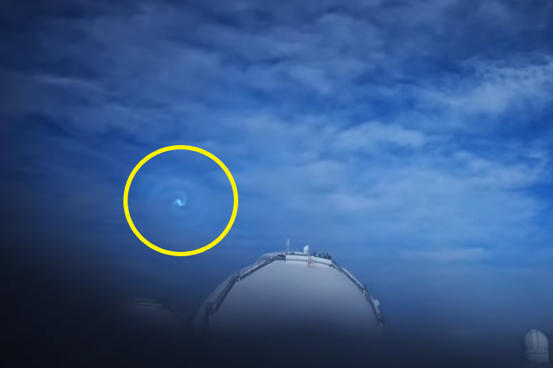 ハワイ上空で謎の「渦巻く螺旋の輝き」が撮影される