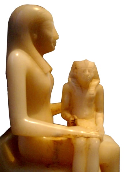 母アンクネスペピ2世とペピ2世の像