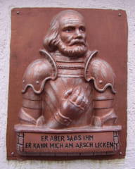 義手を付けたゲッツ・フォン・ベルリヒンゲンの像