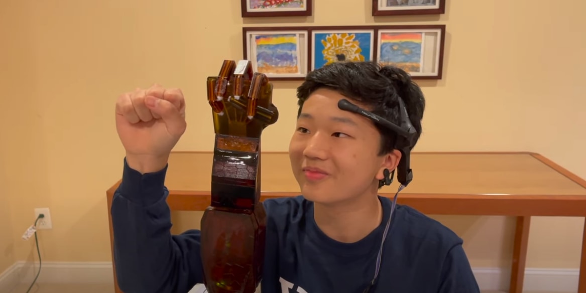 17歳の高校生が「脳波で動く義手」を開発
