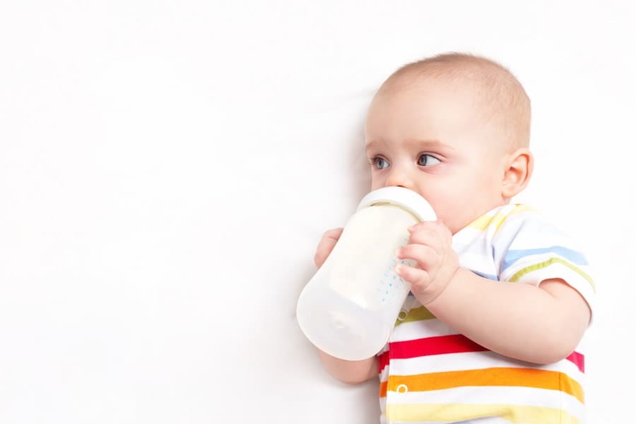 生後1年未満の赤ちゃんに「牛乳」を与えてはダメな理由