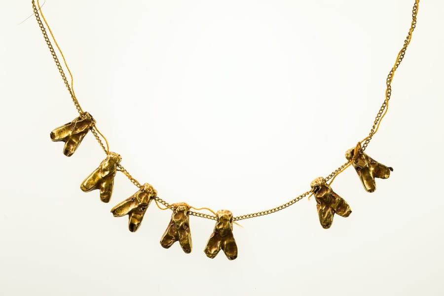 紀元前1600〜1070年頃に古代エジプトで作られた「金のハエの首飾り」