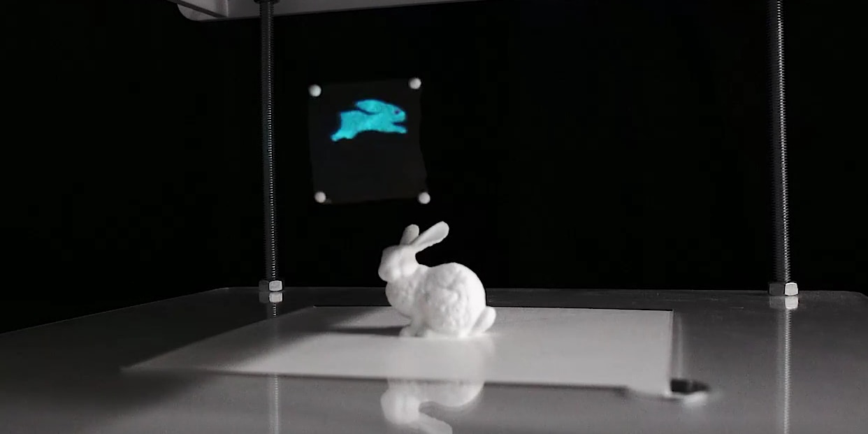 浮遊スクリーンに投影されたウサギ