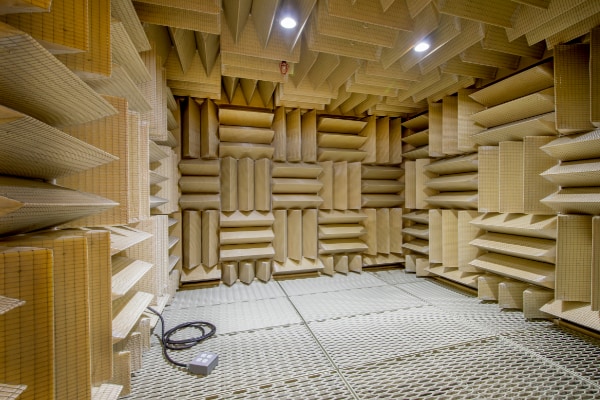 音の反響を防ぐ防音室の壁