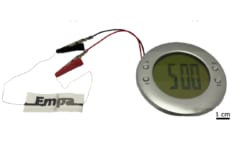 2セルバージョンの紙電池で小型目覚まし時計を動かすことができる