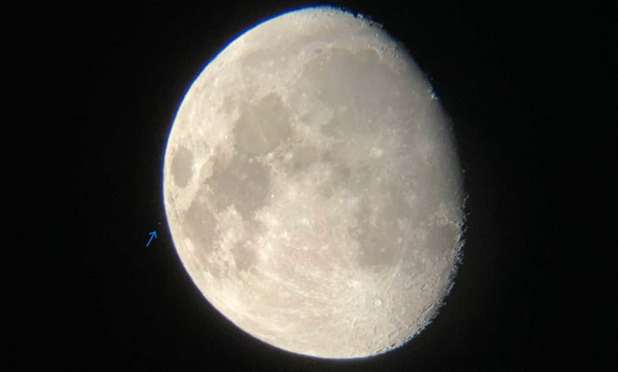 「シェバ」が月の後ろから出現したところ