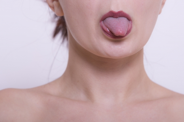 舌を出す女性